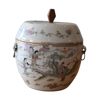 Récipient couvert en porcelaine famille rose,...