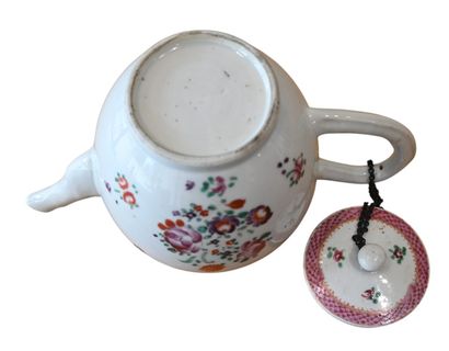 Théière en porcelaine de Chine, décor famille...
