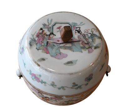 Récipient couvert en porcelaine famille rose,...