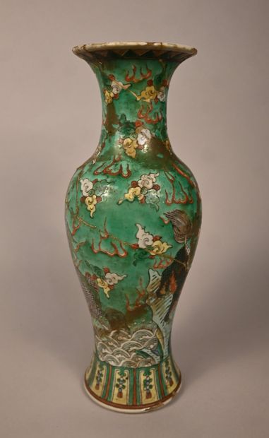 Vase chinois en porcelaine famille verte,...