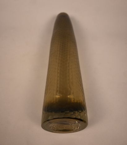 Vase en verre soufflé à décor facetté, dans...