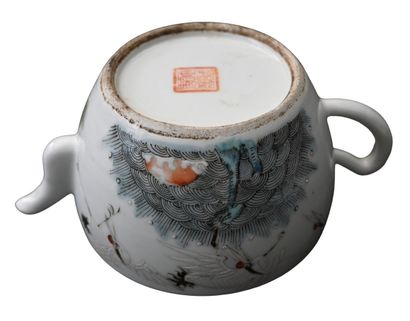 Théière en porcelaine de Chine famille rose,...