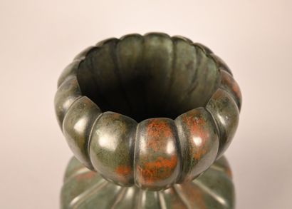Vase balustre cannelé en bronze patiné, Japon,...