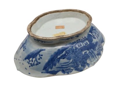 Plat ovale en porcelaine bleue et blanche,...