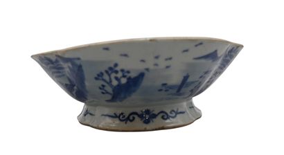 Plat ovale en porcelaine bleue et blanche,...