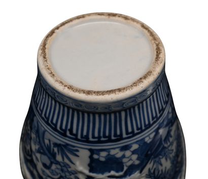 Grande vase chinoise en porcelaine bleu et...