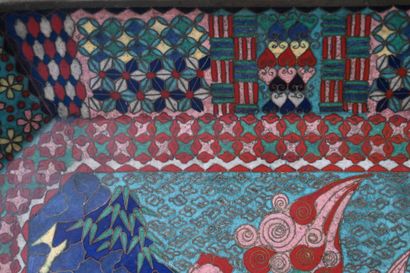 Grand plateau octogonal en émail cloisonné,...