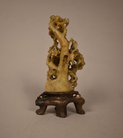 Sculpture florale ajourée en stéatite (soapstone)...
