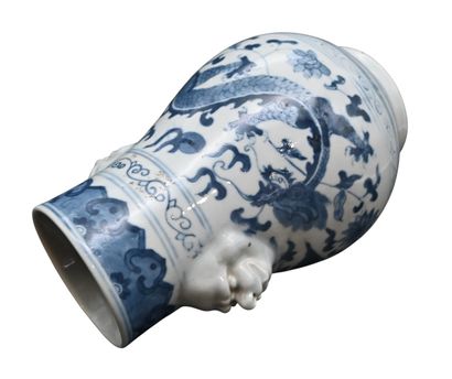 Vase en porcelaine chinoise bleu et blanc,...