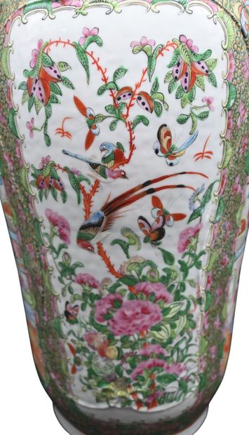 Vase balustre en porcelaine de Canton à décor...
