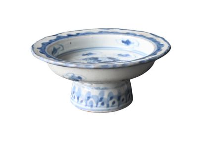 Coupe sur pied en porcelaine bleue et blanche,...