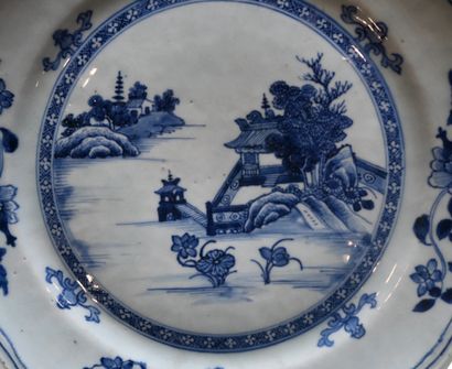 Grand plat en porcelaine bleu et blanc –...