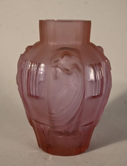 René Lalique – Vase « Ondine » en verre rose
Vase...