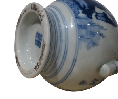 Verseuse en porcelaine bleu et blanc, marque...