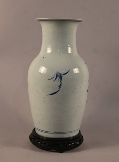 Vase chinois en porcelaine bleu et blanc...