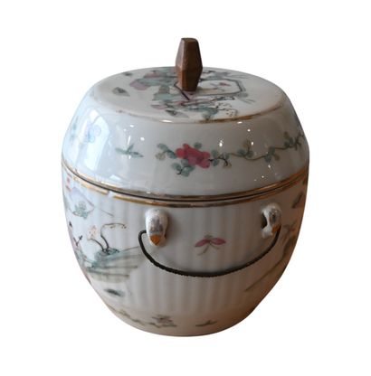 Récipient couvert en porcelaine famille rose,...