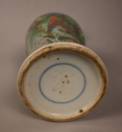 Vase chinois en porcelaine famille verte,...