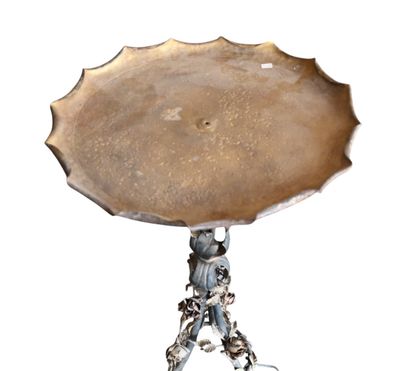 Table d’appoint en fer forgé à motif floral,...