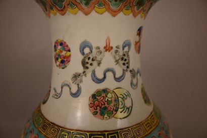 Vase balustre en porcelaine de Canton à décor...