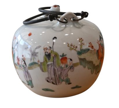 Théière en porcelaine chinoise Famille Rose...