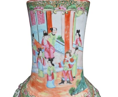 Vase balustre en porcelaine de Canton à décor...