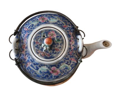 Théière en porcelaine de Chine, famille rose...