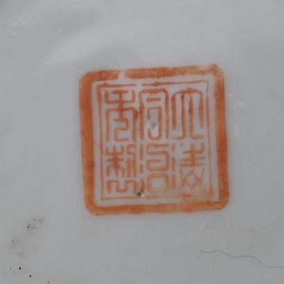 Théière en porcelaine de Chine famille rose,...