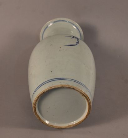 Vase chinois en porcelaine bleu et blanc...