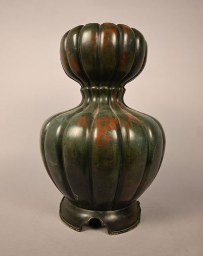 Vase balustre cannelé en bronze patiné, Japon,...