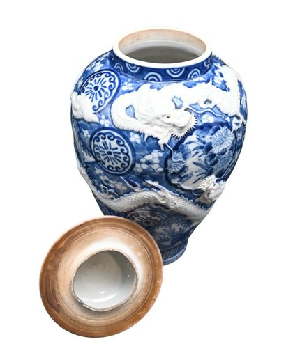 Grande vase chinoise en porcelaine bleu et...