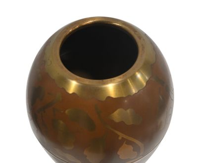Grande vase Art Nouveau en laiton gravé,...