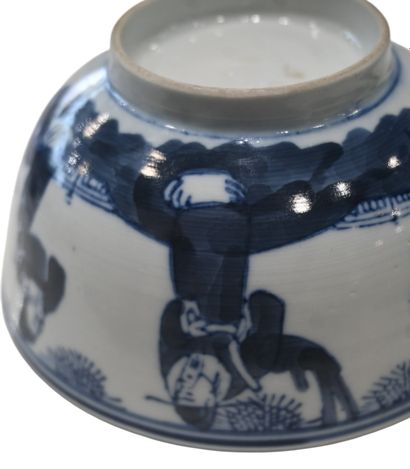 Coupe en porcelaine bleu et blanc, période...