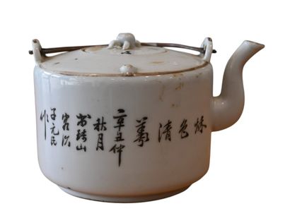 Théière en porcelaine chinoise – Décor famille...