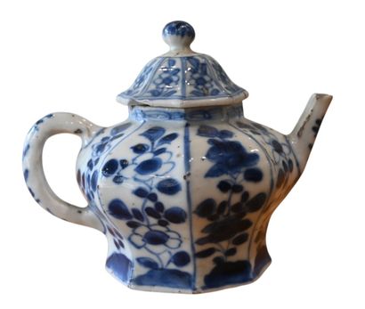 Petite théière octogonale en porcelaine bleue...