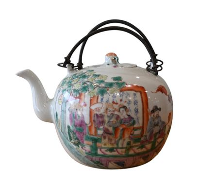 Théière en porcelaine de Chine, famille rose...