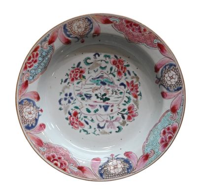 Paire de bols en porcelaine famille rose,...