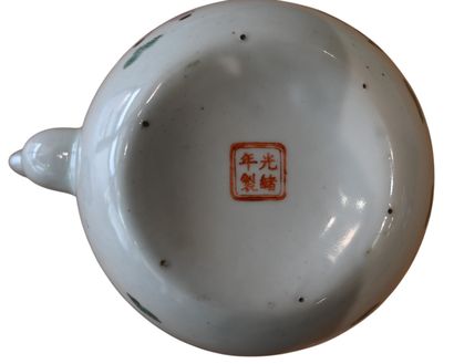 Théière en porcelaine chinoise Famille Rose...