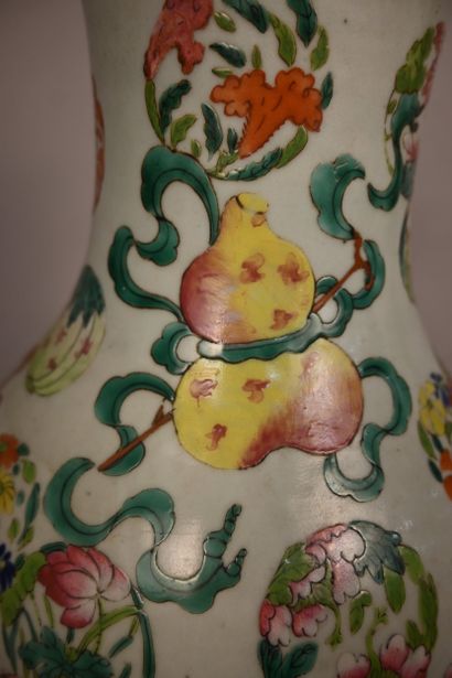 Vase balustre en porcelaine de Canton à décor...