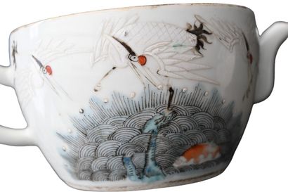 Théière en porcelaine de Chine famille rose,...