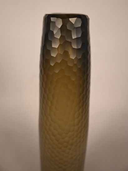 Vase en verre soufflé à décor facetté, dans...