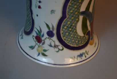 Grand vase balustre en porcelaine famille...
