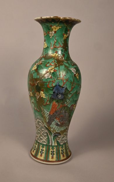Vase chinois en porcelaine famille verte,...