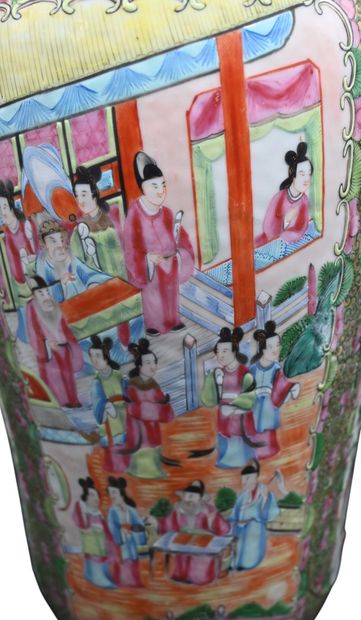 Vase balustre en porcelaine de Canton à décor...