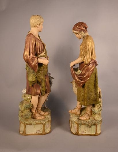 Paire de figures de bergers en porcelaine...