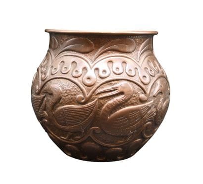 Vase en cuivre martelé signé J. Pearson,...