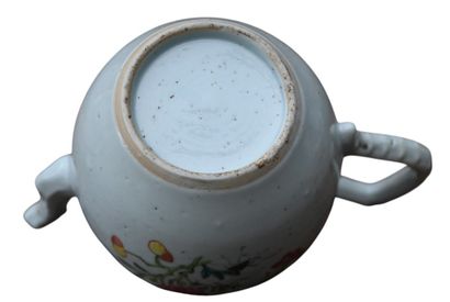 Théière en porcelaine de Chine famille rose,...