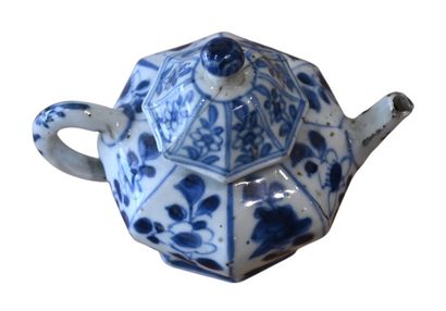 Petite théière octogonale en porcelaine bleue...