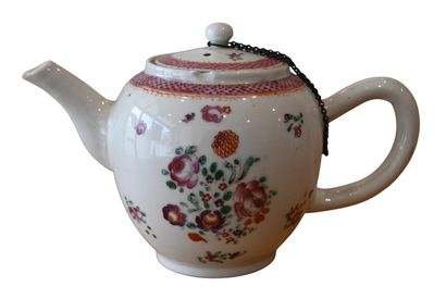 Théière en porcelaine de Chine, décor famille...