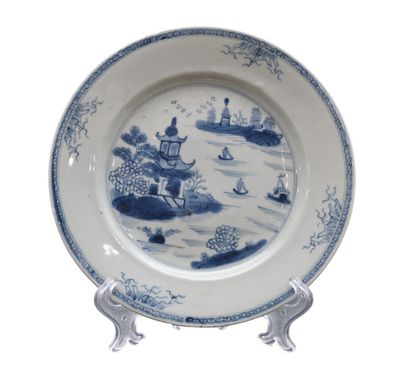 Assiette en porcelaine chinoise bleu et blanc,...