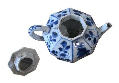 Petite théière octogonale en porcelaine bleue...